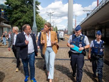 Zaterdag 26 augustus 2023: minister van Binnenlandse Zaken Annelies Verlinden (CD&V) met Jean Spinette (PS), burgemeester van Sint-Gillis, tijdens de actie van politie en schoonmaakdiensten in het Zuidstation