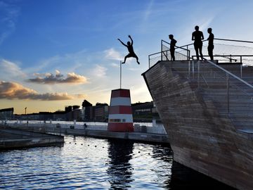Kopenhagen, klimaatbestendige stad: Islands Brygge Havnebadet, het openlucht-havenzwembad in Kopenhagen