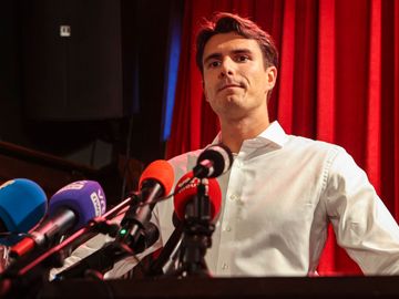 5 oktober 2023: partijvoorzitter Conner Rousseau (Vooruit) op de persconferentie in café 't Hemelrijk in Sint-Niklaas na het incident over zijn eerdere racistische uitspraken over de Roma-gemeenschap daar