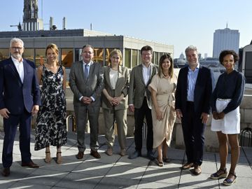 De Brusselse regering in juni 2023: minister Bernard Clerfayt, staatssecretaris Ans Persoons, minister-president Rudi Vervoort, minister Elke Van den Brandt, minister Sven Gatz, staatssecretaris Nawal Ben Hamou, minister Alain Maron en Barbara Trachte