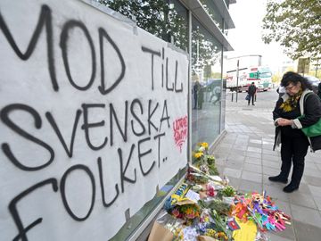 18 oktober 2023: de Zweedse Eerste minister Ulf Kristersson en Alexander De Croo leggen kransen neer op de plaats waar twee Zweedse voetbalsupporters werden neergeschoten op 16 oktober 2023