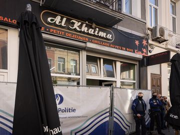 17 oktober 2023: café Al Khaima in de Van Ooststraat in Schaarbeek, waar de dader van de dodelijke aanslag op twee Zweedse voetbalsupporters de avond tevoren werd neergeschoten door de politie