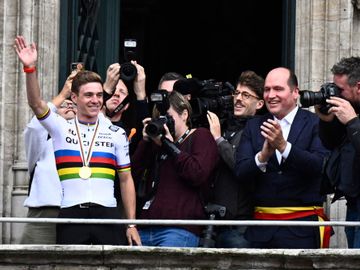 2 oktober 2022: Brussels burgemeester Philippe Close ontvangt wereldkampioen wielrennen Remco Evenepoel op het stadhuis