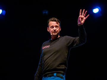 Michael De Cock staat voor het eerst zelf op het KVS-podium met zijn monoloog 'Alleen Verbeelding'. 