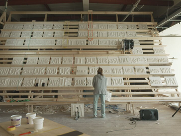 Miet Warlop in haar atelier waar 'IT NEVER SSST' voorbereid wordt.