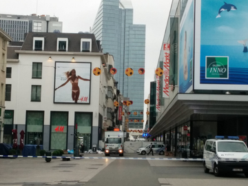 De hulpdiensten zijn massaal ter plaatse aan het winkelcentrum City2. © Seppe Knapen via Twitter