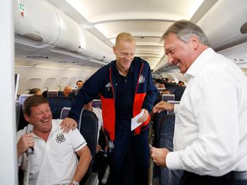 Olivier Deschacht, hier tussen Hein Vanhaezebrouck en Herman Van Holsbeeck