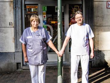 Marleen Colman en Jean-Paul De Herder voor hun bakkerij in Sint-Gillis