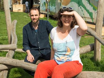 Documentairemaakster Lotte Stoops (rechts, naast Bart Dhondt) komt bij de gemeenteraadsverkiezingen in Brussel-Stad op voor de lijst van Ecolo-Groen.