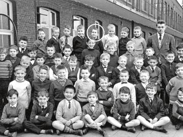 Guy Vanhengel (omcirkeld) liep school in de Nederlandstalige basisschool Champagnard.