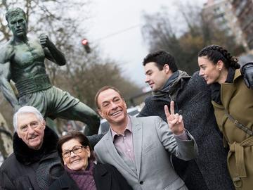 Jean-Claude Van Damme, bij zijn standbeeld in Anderlecht.