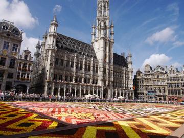 Grote Markt met bloementapijt