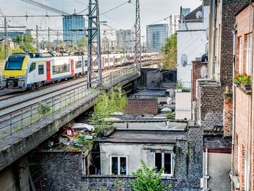 Sporenbundel langs de Vooruitgangstraat. Het geplande viaduct zou dwars door de huizen aan de rechterkant gaan.
