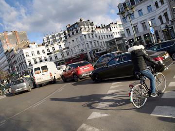 Luchtkwaliteit verkeer auto fietser Louizaplein luchtvervuiling fijn stof