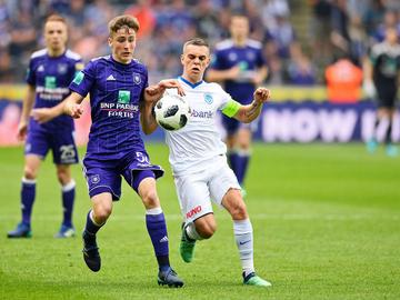 Alexis Saelemaekers (links) in de play offs met RSC Anderlecht tegen KRC Genk