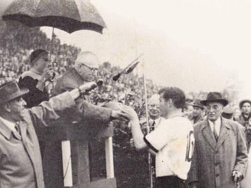 Jules Rimet reikt de wereldbeker in 1954 uit aan de Duitser Fritz Walter. FIFA-voorzitter Rudolf Seeldrayers (met wandelstok) staat uiterst rechts
