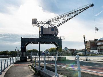 Kraan aan een bouwbedrijf aan de Biestebroeckkaai in Anderlecht.