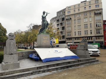 Een van de twee daklozen liet het leven bij het stenen monument nabij de Brandhoutkaai in Brussel Stad.