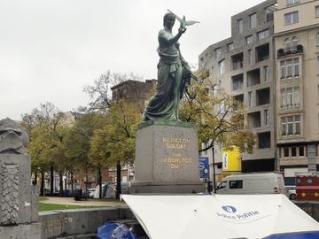 Een van de twee daklozen liet het leven bij het stenen monument nabij de Brandhoutkaai in Brussel Stad.