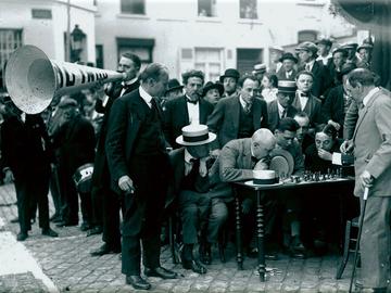 Straatschaak op een braderie op de Vlaamsesteenweg ergens in de jaren 1920 of 1930