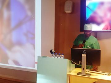Na afloop van de operatie legde dr. Mukwege uit hoe de dokters tewerk waren gegaan