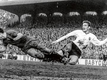 Paul Van Himst met de Rode Duivels in februari 1969 tijdens de voetbalinterland België-Spanje: 2-1