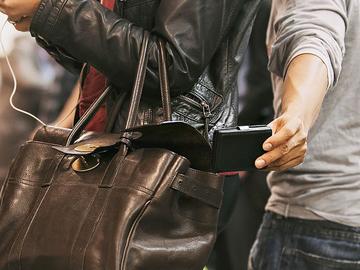 De handelszaken rond het station, maar ook de reizigers worden geteisterd door dieven en zakkenrollers