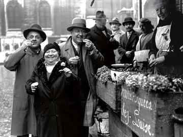 Mosselen eten op de Vismarkt in 1933