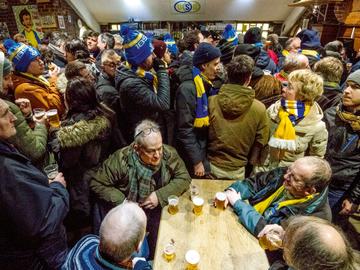 De pintjes gaan vlot over de toonbank in de kantine van Union-Saint-Gilloise