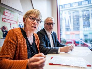 Maria Vindevoghel, de Brusselse PVDA/PTB-lijsttrekster voor de Kamerverkiezingen, naast nationaal voorzitter Peter Mertens
