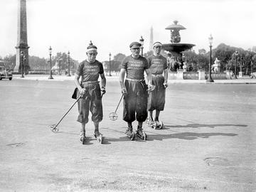 Parijs, Place de la Concorde, 1935: Rally Chamonix-Paris-Bruxelles met "ski's à roulettes."