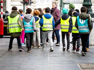 Schoolkinderen op stap met de klas.