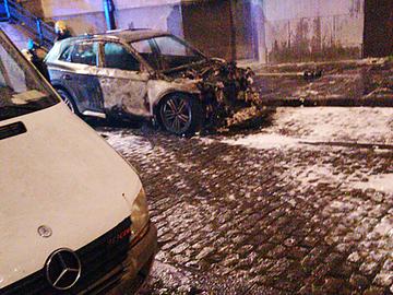 De uitgebrandde auto in Sint-Jans-Molenbeek