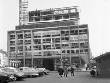 De bouw van de Martinitoren op het Rogierplein in 1957