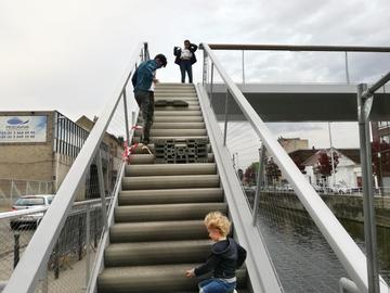 Kinderen spelen op de Gosseliesbrug.