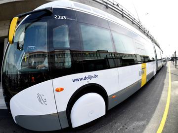 De eerste trambus van openbaar vervoersmaatschappij De Lijn, een verbinding met Brussels Airport