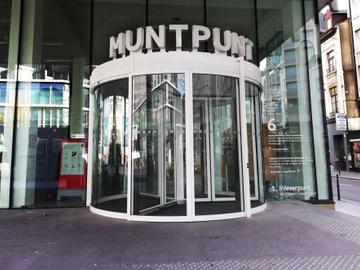 Muntpunt op het Muntplein, communicatiehuis, bibliotheek en ontmoetingsplek voor (Nederlandstalige) Brusselaars