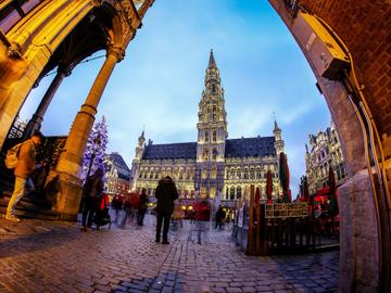 Verlichting van de Grote Markt, stadhuis en kerstboom tijdens Winterpret