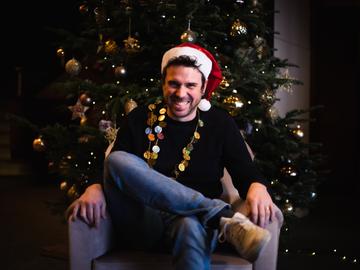 Een kleurenfoto van Bram Van Renterghem bij de kerstboom