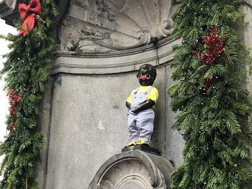 Manneken Pis vrolijk uitgedost