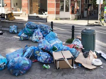 In Vorst bleven heel wat blauwe zakken maandag nog liggen op straat.