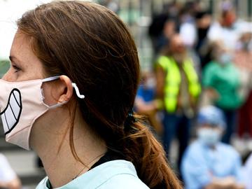Zondag 14 juni 2020: manifestatie van medisch en verzorgend personeel tegen de aanhoudende besparingen in de zorgsector. Na de strijd tegen het coronavirus keren ze de rug naar Maggie De Block, federaal minister van gezondheid.