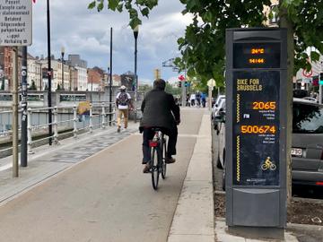 Fietspad Vlaamsepoort fietstelpaal fietser