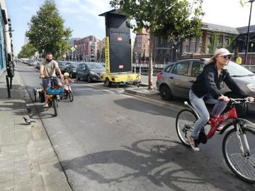 Fietsers op de Koolmijnenkaai langs het kanaal op Autoloze Zondag, 20 september 2020