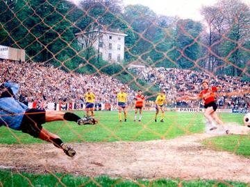 Het voetbalseizoen 1984-1985: Union Saint-Gilloise speelt thuis tegen RWDM. De wedstrijd eindigt op 0-1