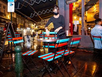 Cafés, zoals hier op het Sint-Goriksplein, moeten sinds maandag 28 september 2020 elke avond om 23 uur de deuren sluiten in een poging de verdere verspreiding van het coronavirus in te dijken