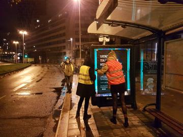 In verscheidene steden van het land zijn op zondagavond 22 november 2020 advertentieruimtes gekaapt voor een affichecampagne, waarbij gerechtigheid wordt geëist voor de Iraaks-Koerdische peuter Mawda