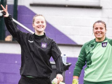 Doelvrouw Justin Odeurs (rechts) beleefde een rustige Champions League-avond.