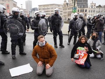 31 januari 2021: arrestaties in en rond het centraal station in Brussel. De politie is talrijk aanwezig om manifestanten die willen protesteren tegen de coronamaatregelen tevatten. De manifestatie kreeg immers geen toelating.
