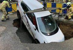 In Etterbeek is een auto op 13 januari 2021 weggezakt in een zinkgat. Het gat was ontstaan door een waterlek_2